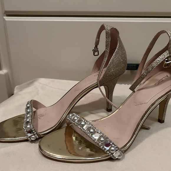 🎁Very comfortable, pearl and gold stud shoe shiny very elegant great condition - Picture 2 of 4